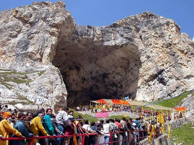 अमरनाथ यात्रा छड़ी मुबारक केसरी वस्त्र से सजी हुई श्रीनगर से प्रस्थान करती हुई, हिमालय की चोटियों के साथ