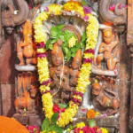 नाग पंचमी दर्शन के समय उज्जैन के महाकालेश्वर मंदिर का पवित्र गर्भगृह, शिवलिंग के चारों ओर नाग की प्रतिमा और जलती दीपें