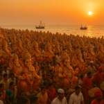 गणेश मूर्ति विसर्जन के समय हजारों सोने की मूर्तियाँ समुद्र में जा रही हैं, माला और भीड़ दिख रही है