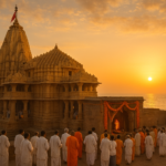 सोमनाथ यात्रा 2026 में भक्तों की भीड़ सुबह की रोशनी में मंदिर के सोने के शिखर के पास इकट्ठी हुई