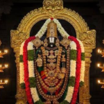 तिरुपति मंदिर वर्चुअल दर्शन के लिए भगवान वेंकटेश्वर का सोने का मूर्ति, प्राचीन गोपुरम और प्रकाशमान दीपक
