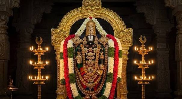 तिरुपति मंदिर वर्चुअल दर्शन के लिए भगवान वेंकटेश्वर का सोने का मूर्ति, प्राचीन गोपुरम और प्रकाशमान दीपक
