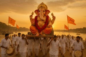 गणपति विसर्जन कालबुर्गी में नदी के घाट पर भक्तों के साथ विशाल गणेश मूर्ति का पानी में विसर्जन