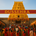 इंद्रकीलाद्रि दशहरा दर्शन के लिए भीड़ में भक्त, सीढ़ियों पर चढ़ते हुए, मंदिर का सुनहरा गोपुरम