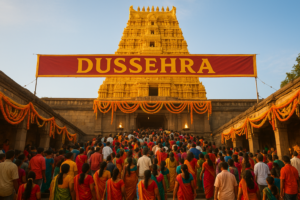 इंद्रकीलाद्रि दशहरा दर्शन के लिए भीड़ में भक्त, सीढ़ियों पर चढ़ते हुए, मंदिर का सुनहरा गोपुरम